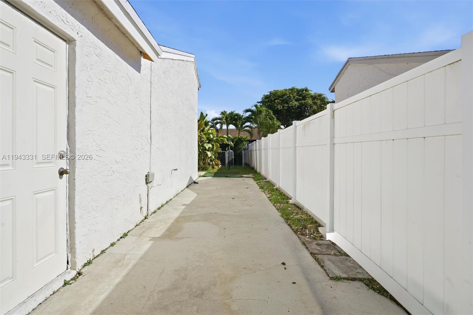 19463 NW 62nd Pl Hialeah, FL 33015