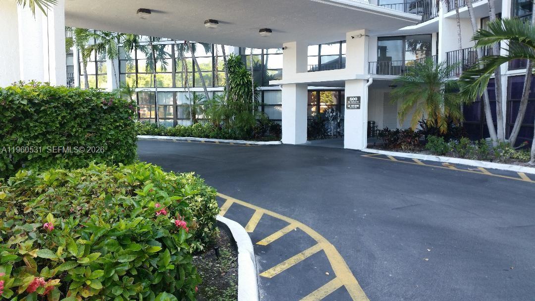 800 Parkview Dr #416