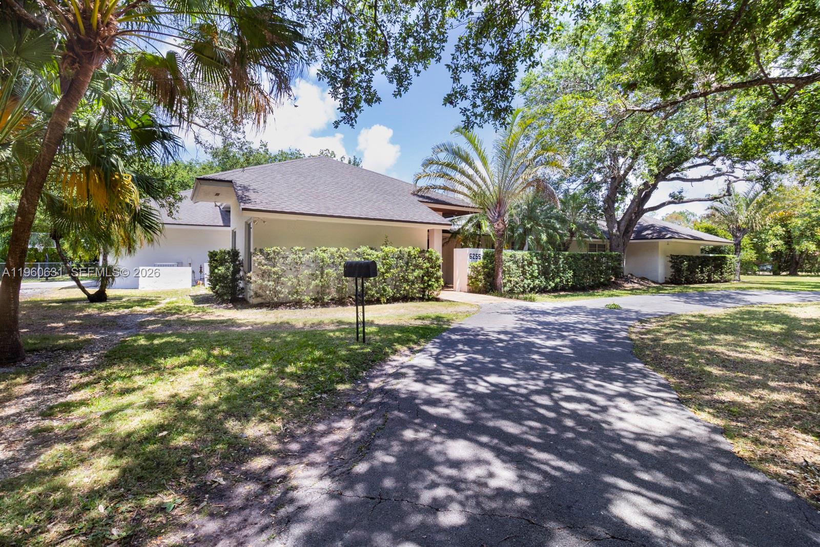 6255 SW 99th Ter Pinecrest, FL 33156
