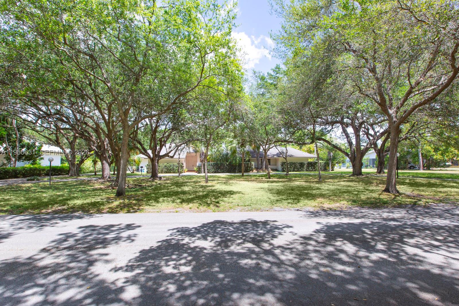 6255 SW 99th Ter Pinecrest, FL 33156