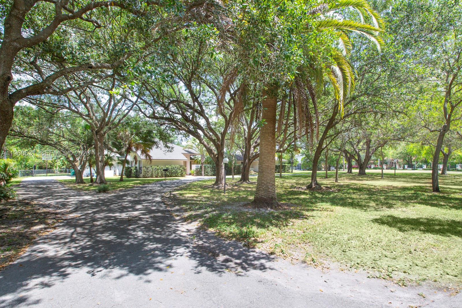 6255 SW 99th Ter Pinecrest, FL 33156