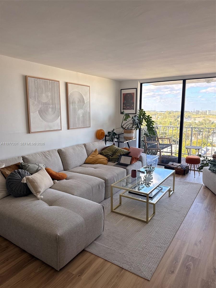 2350 NE 135th St #901