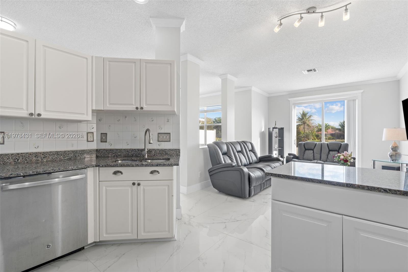 9838 NW 1st Mnr Coral Springs, FL 33071