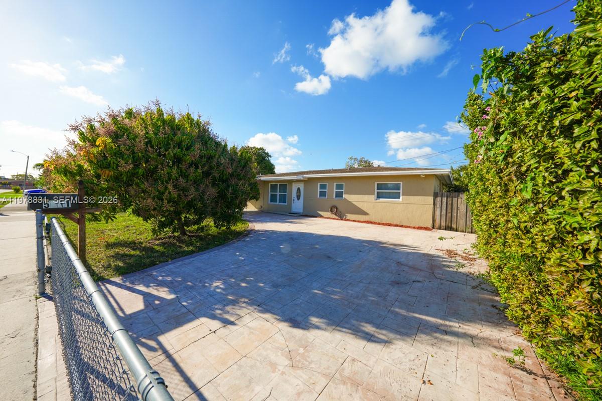 5511 NW 180th Ter Miami Gardens, FL 33055