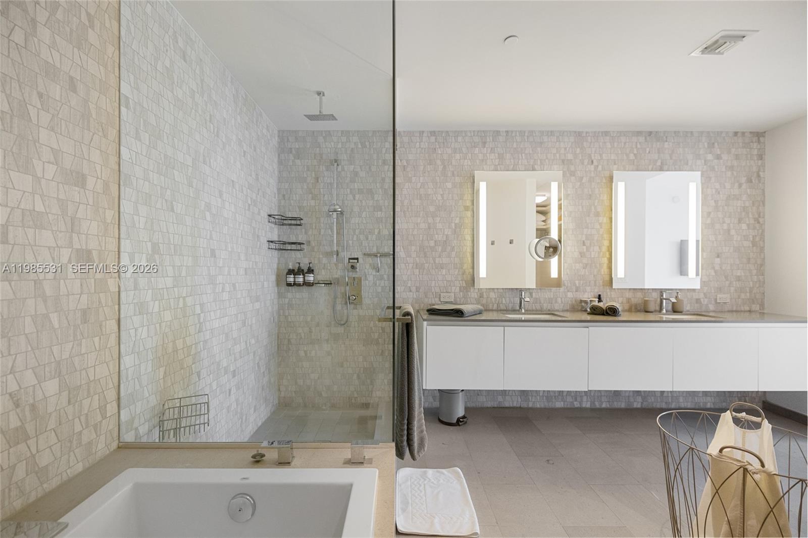 88 SW 7th St #1010 Miami, FL 33130