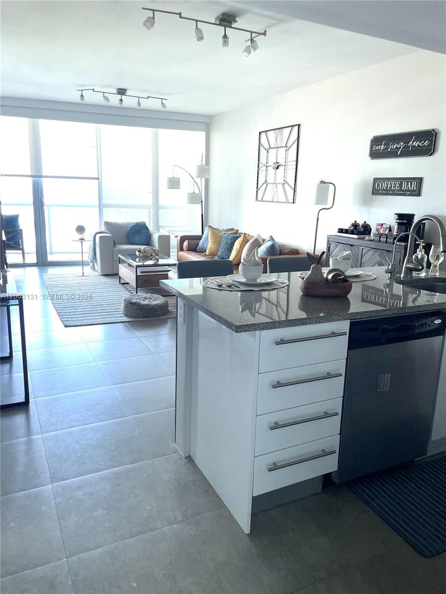 image Marina Blue12