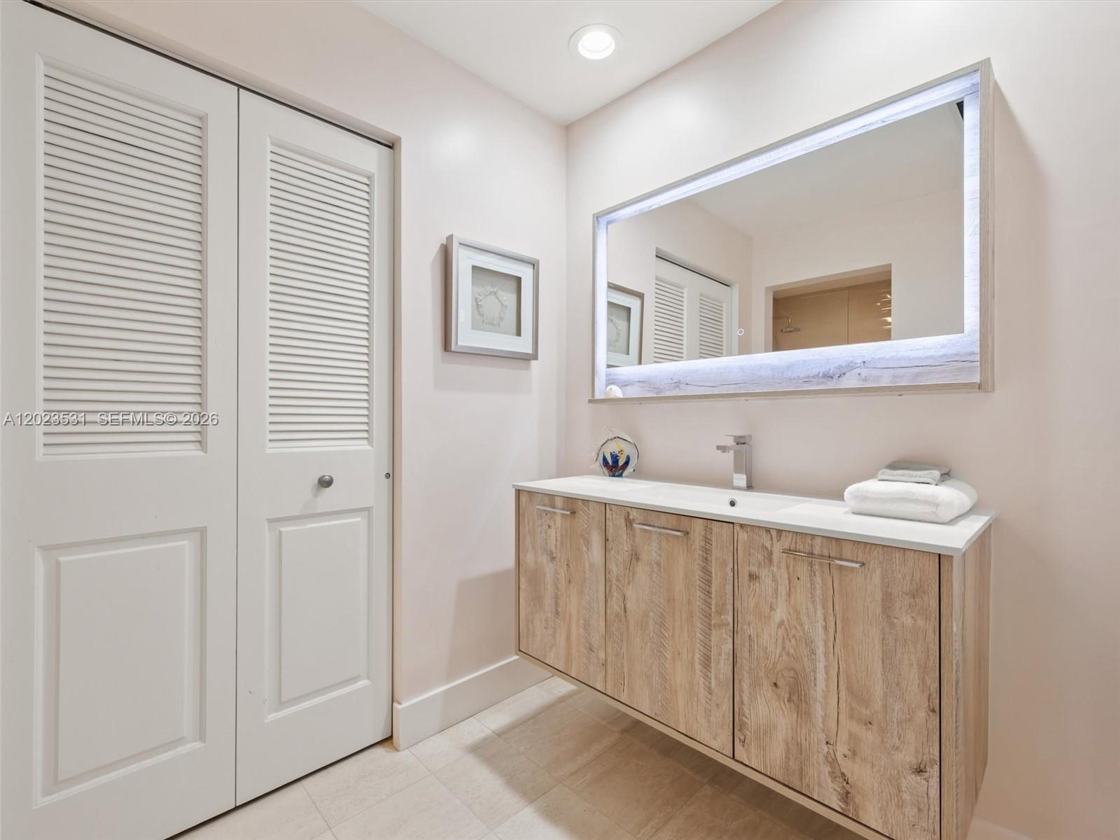2425 Fisher Is Dr #5205 Miami Beach, FL 33109