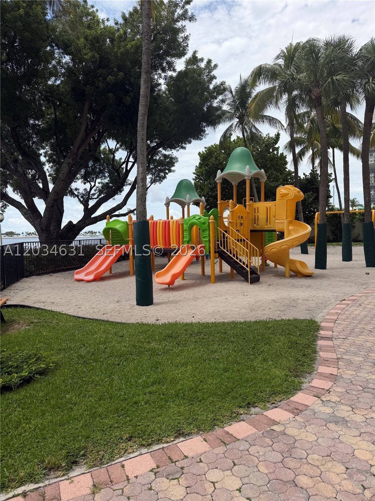 image Brickell Place IV33