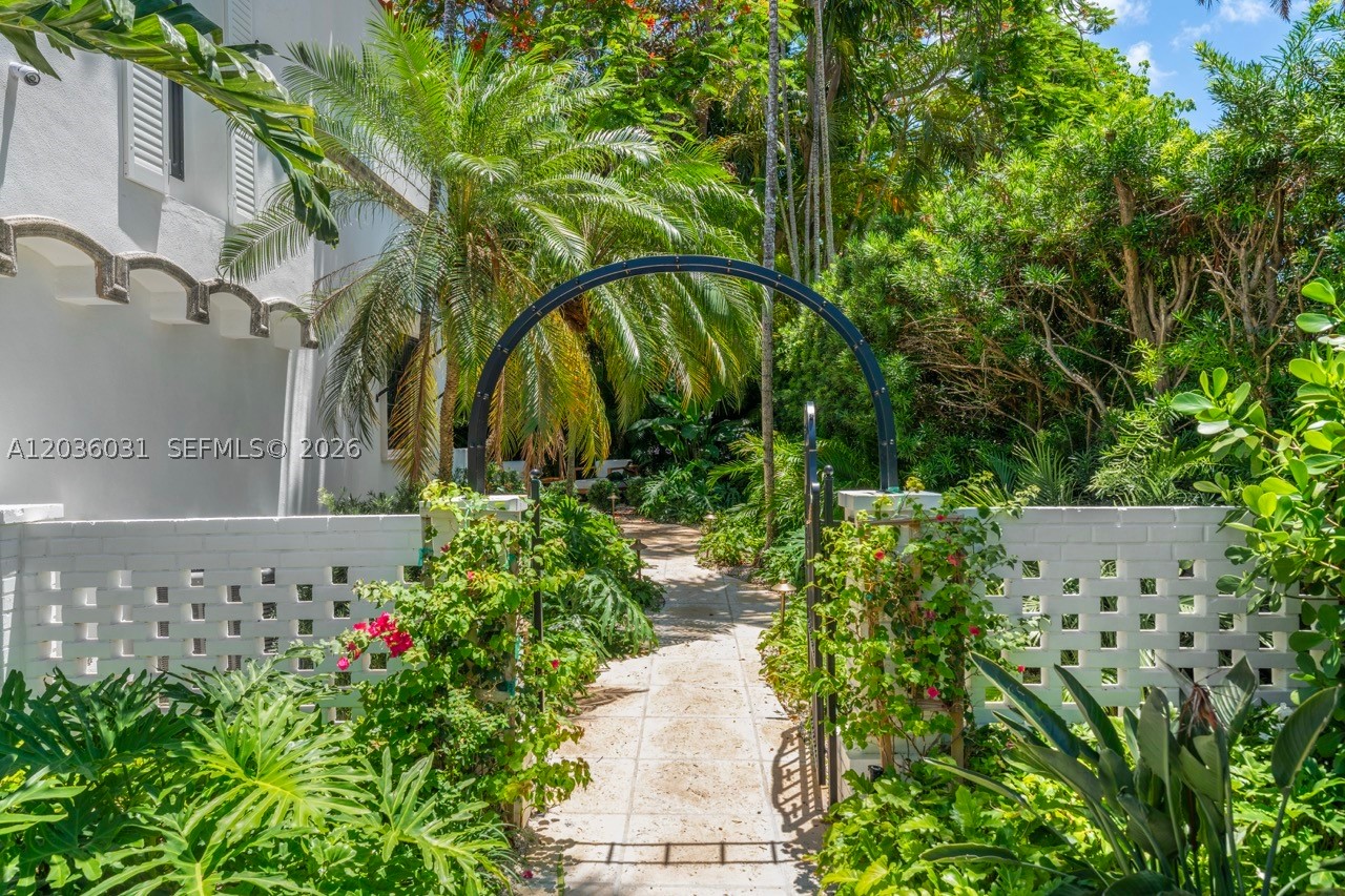 4727 N Bay Rd Miami Beach, FL 33140