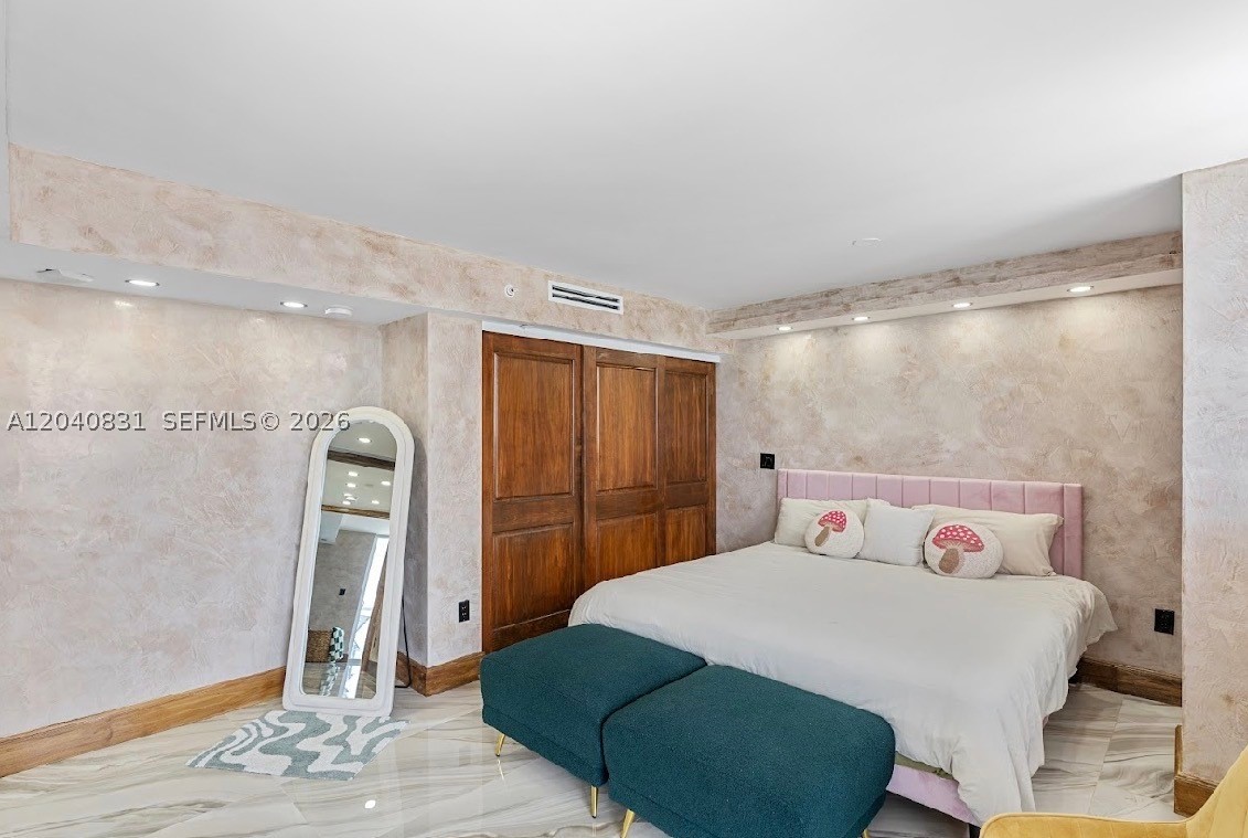 2457 Collins Ave #1603 Miami Beach, FL 33140