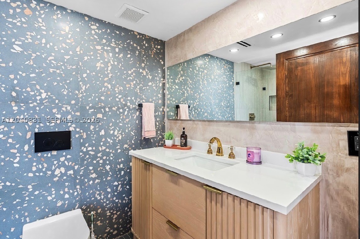 2457 Collins Ave #1603 Miami Beach, FL 33140