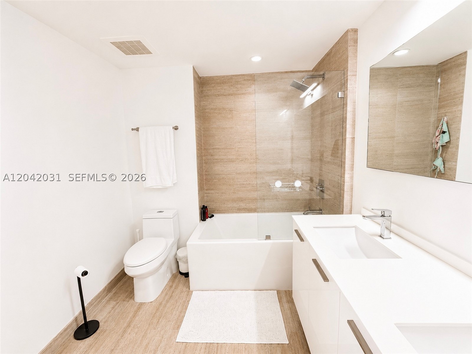 1300 Brickell Bay Dr #2307 Miami, FL 33131