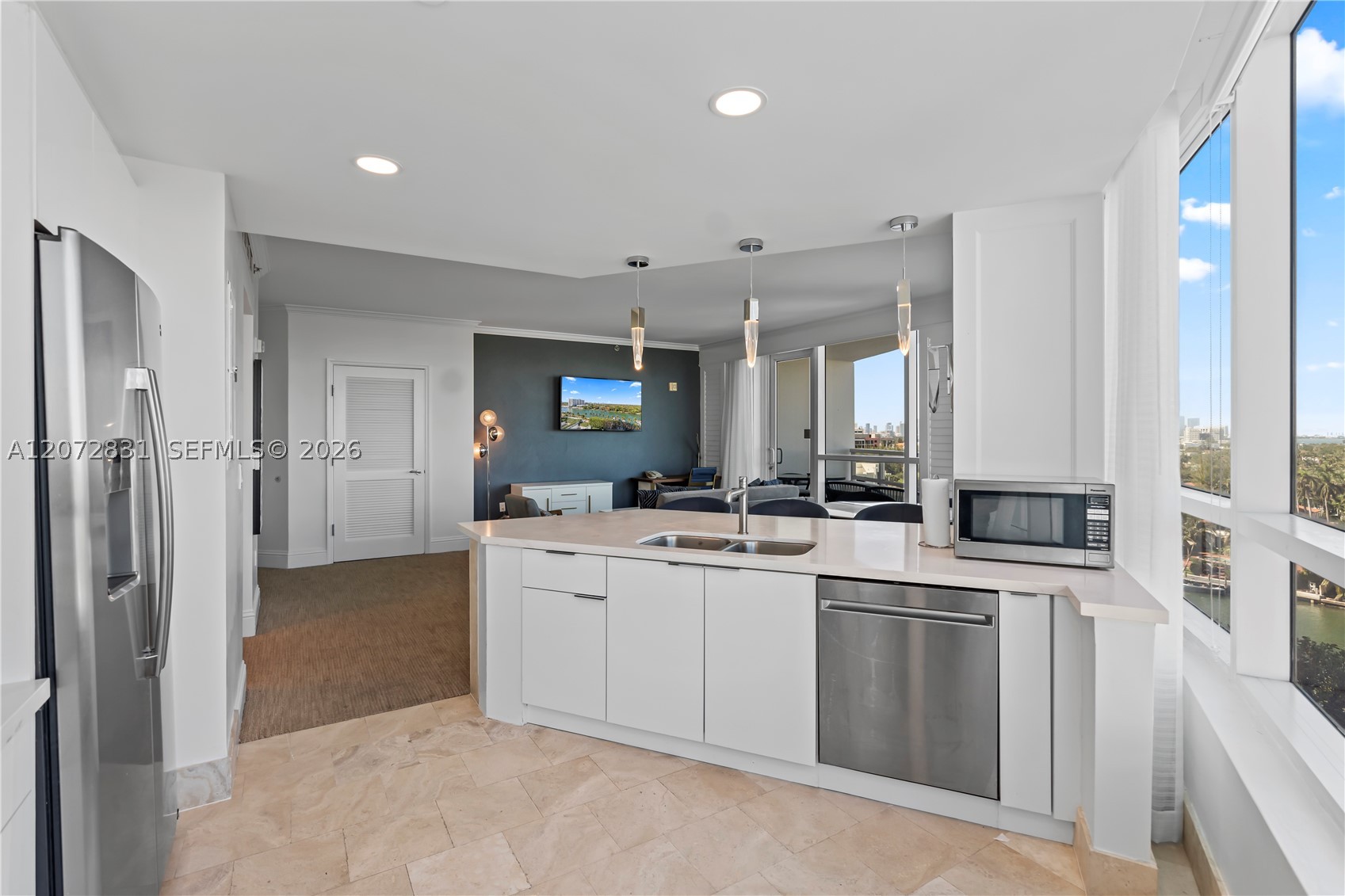 4401 Collins Ave #915 Miami Beach, FL 33140