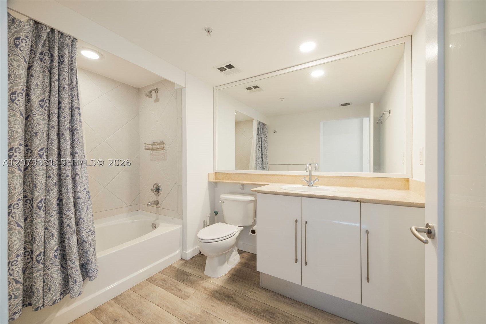 335 S Biscayne Blvd #2805 Miami, FL 33131