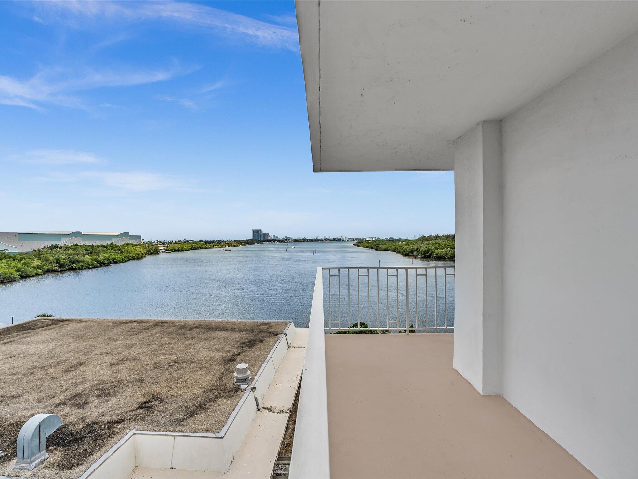 image Arlen House West25