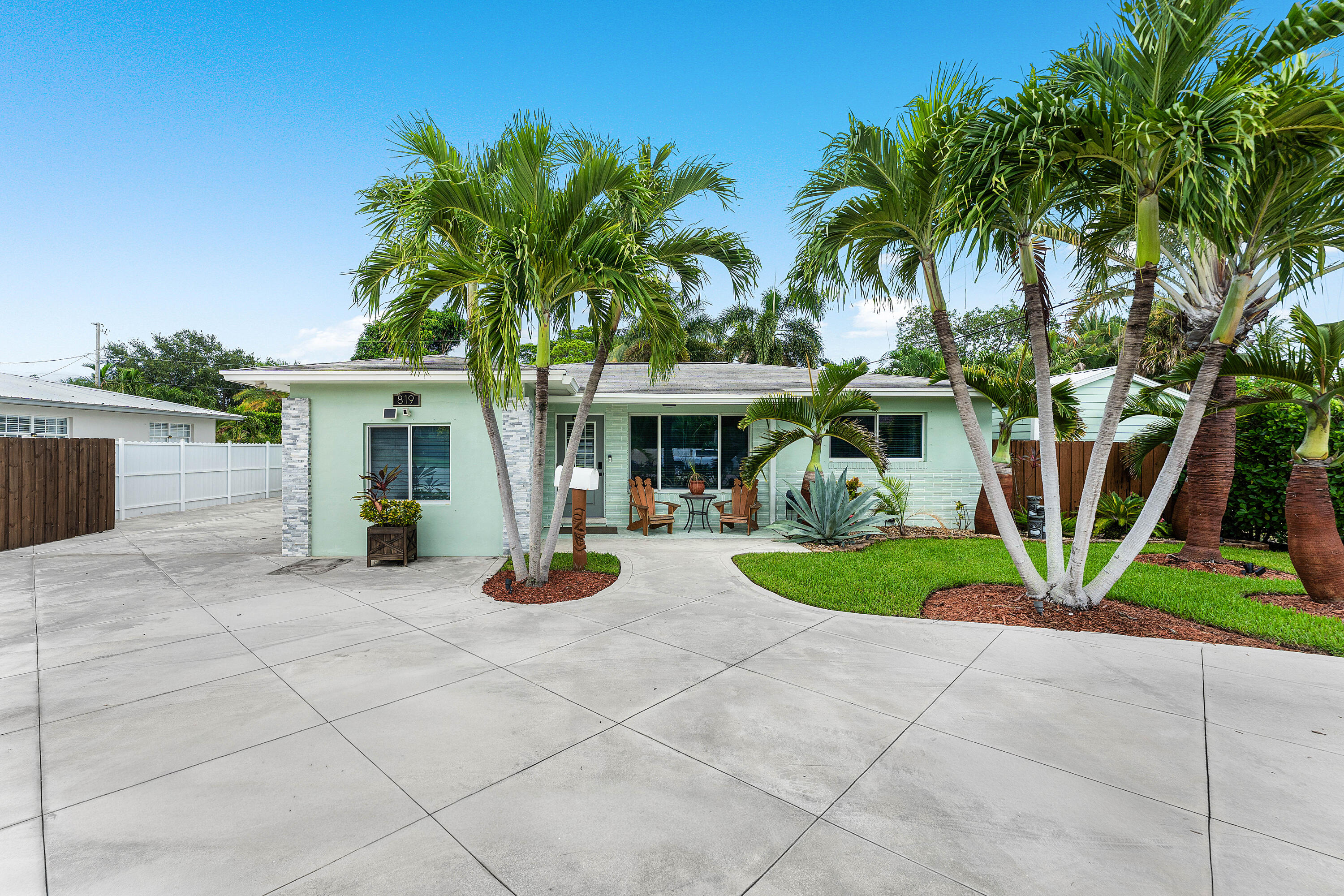819 6th Lake Park, FL 33403