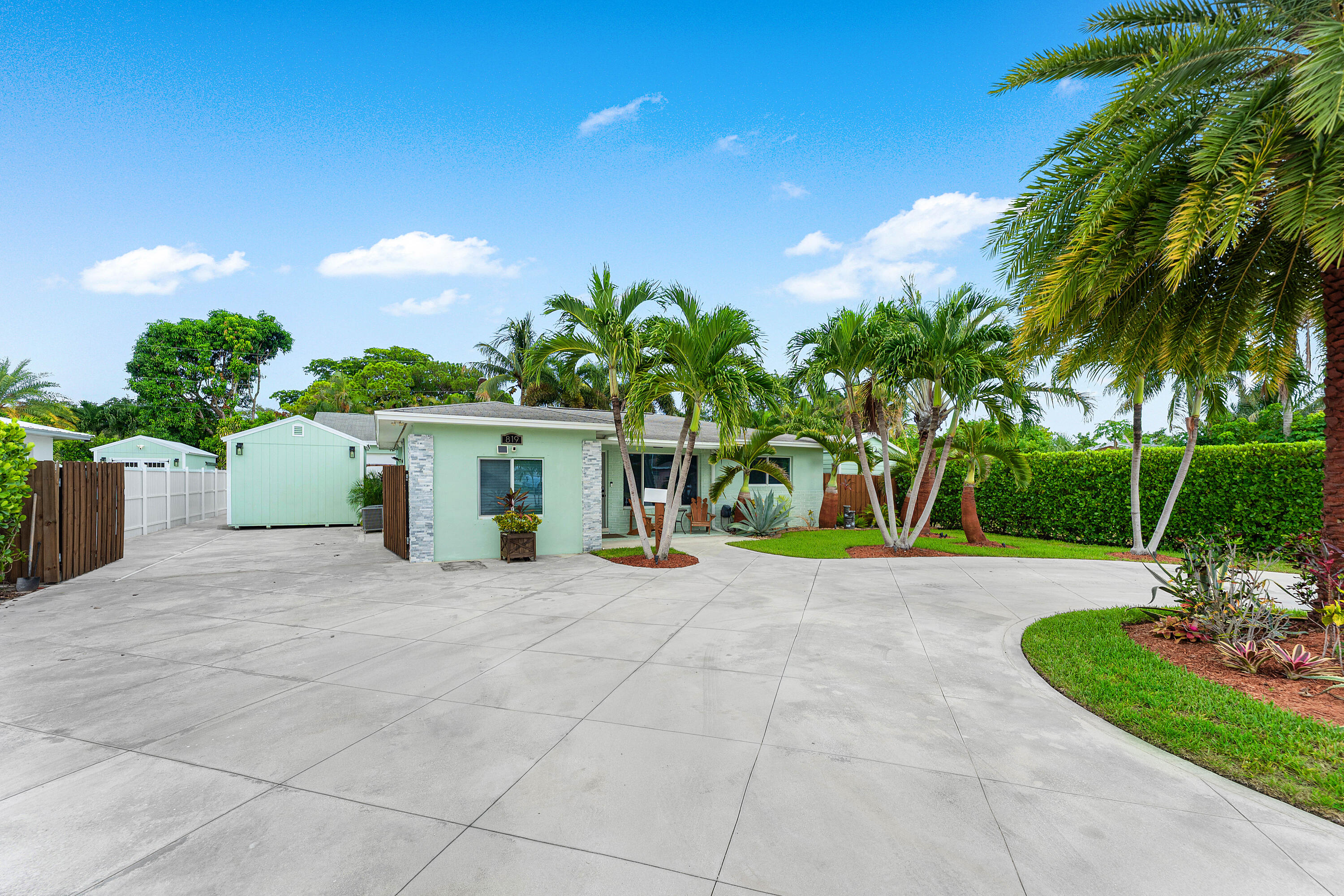 819 6th Lake Park, FL 33403