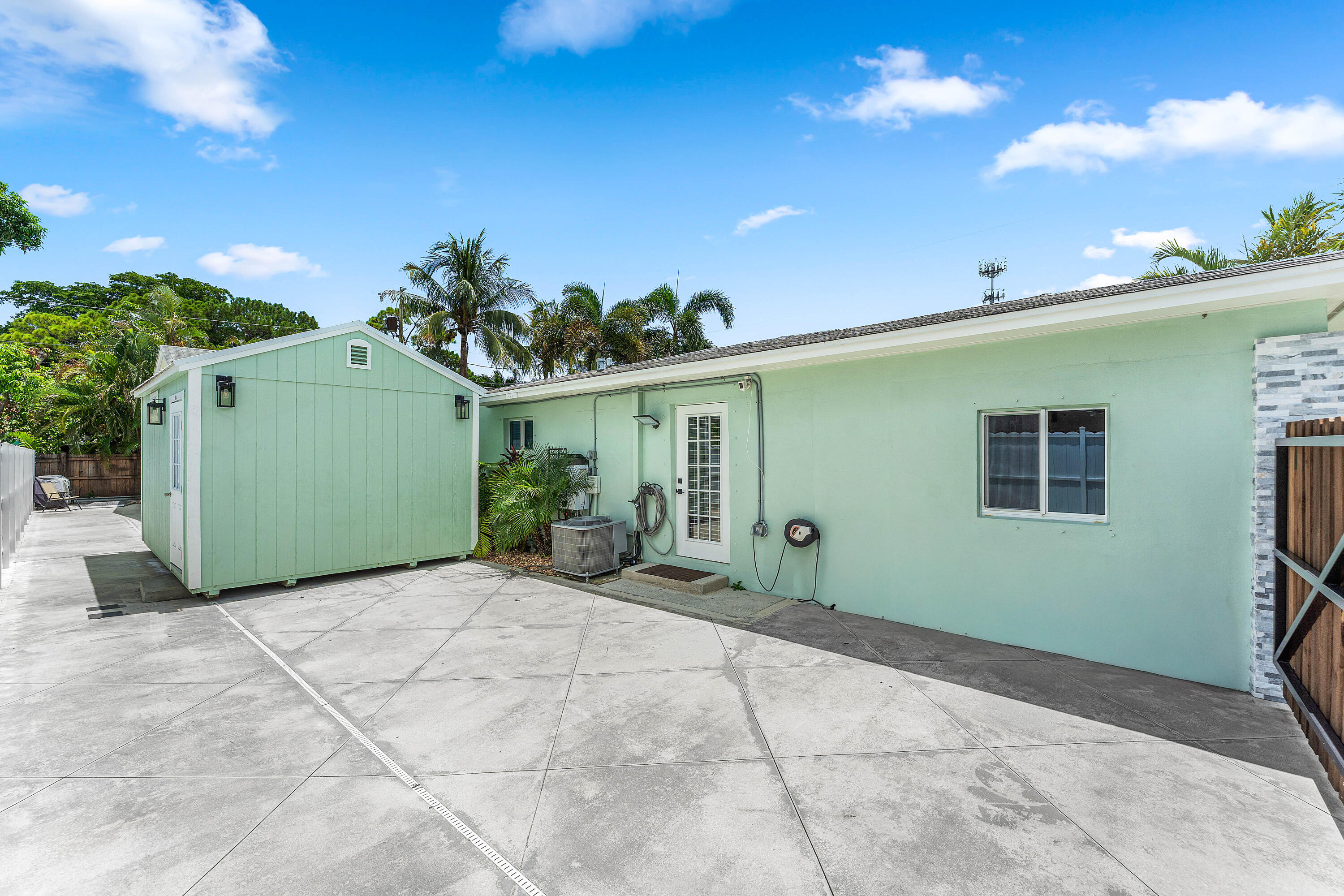 819 6th Lake Park, FL 33403