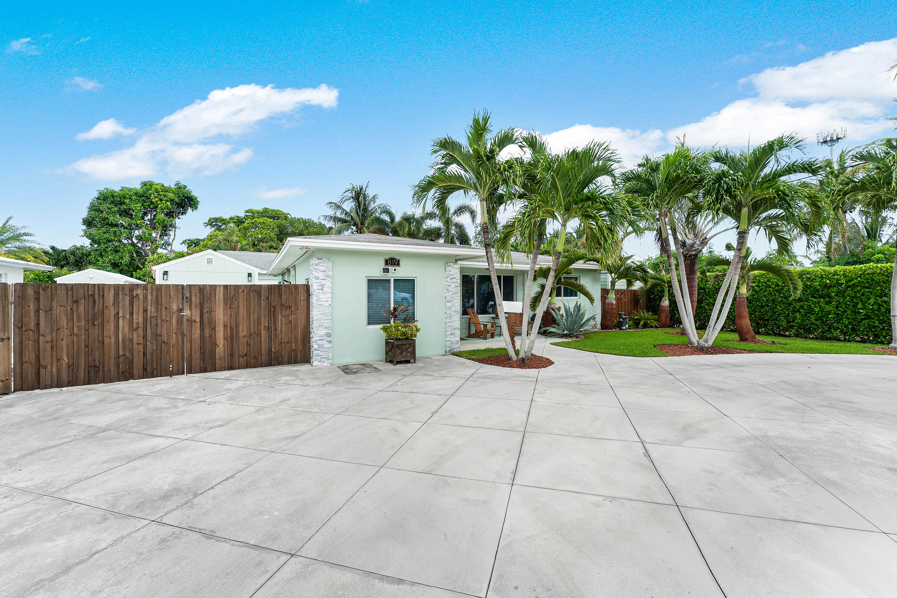 819 6th Lake Park, FL 33403
