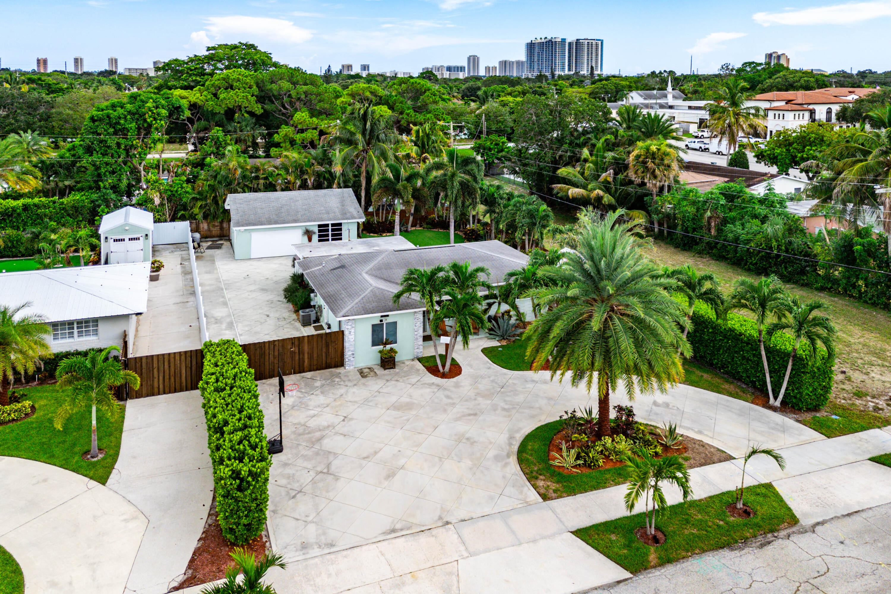 819 6th Lake Park, FL 33403