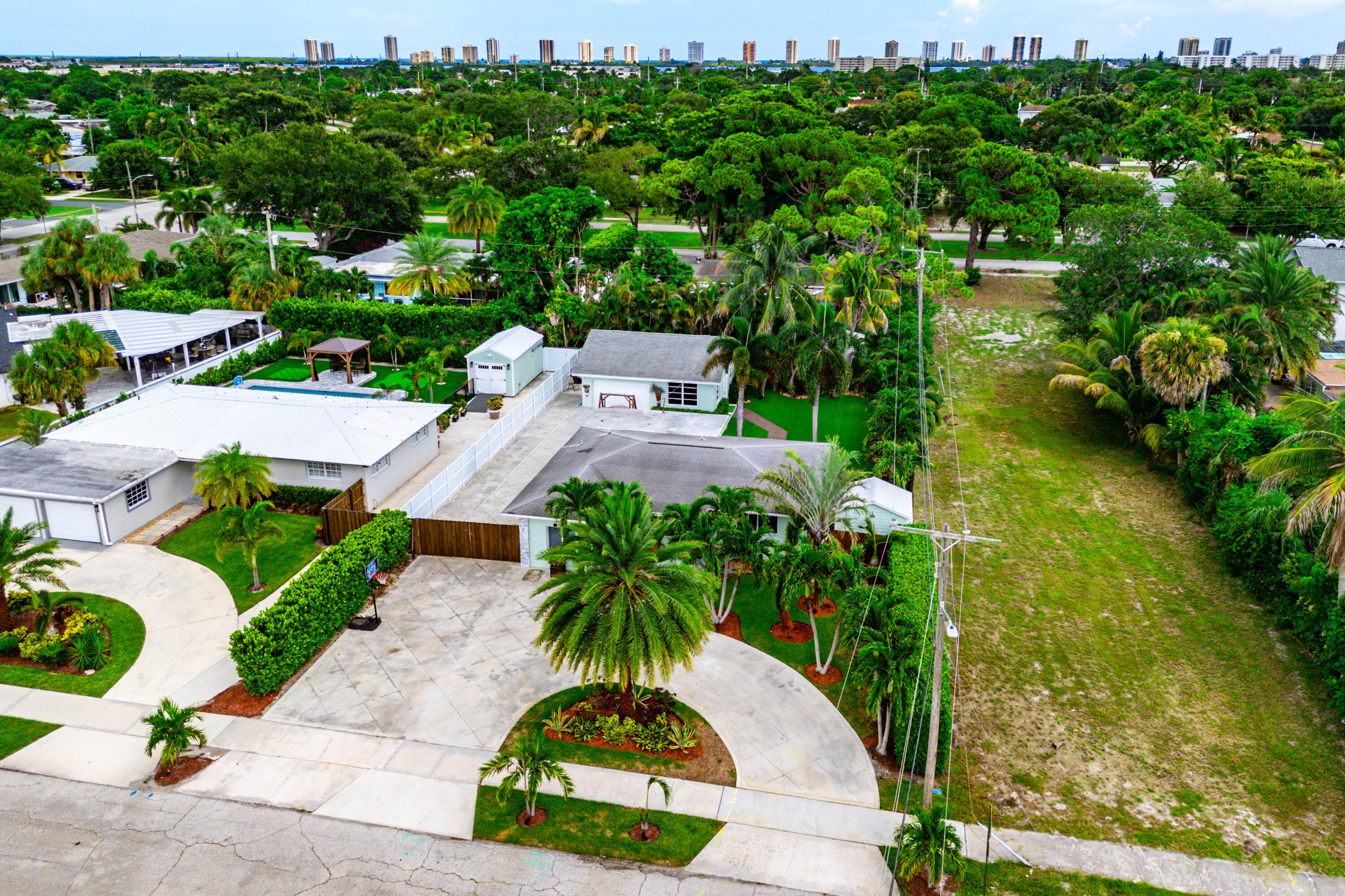 819 6th Lake Park, FL 33403
