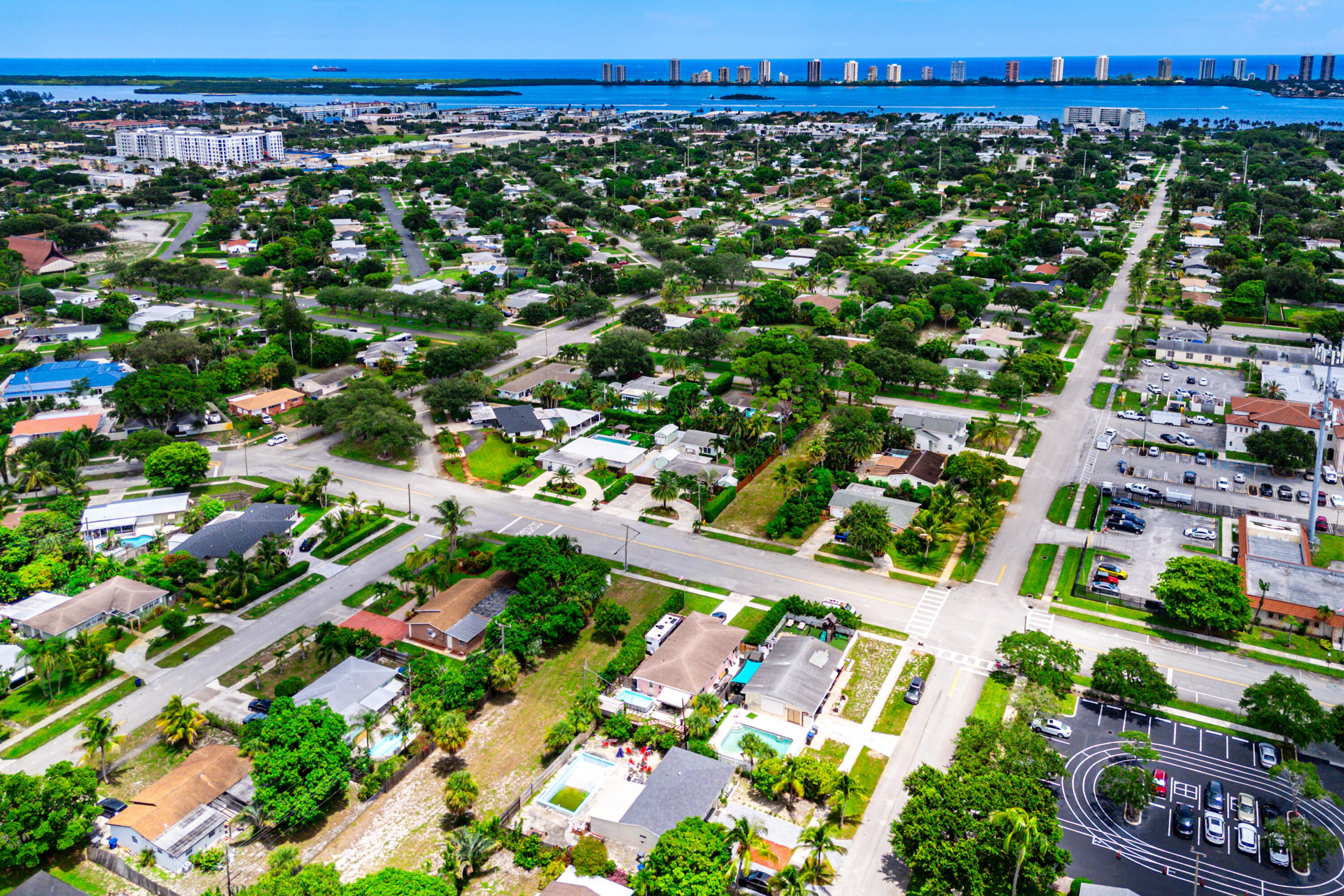819 6th Lake Park, FL 33403