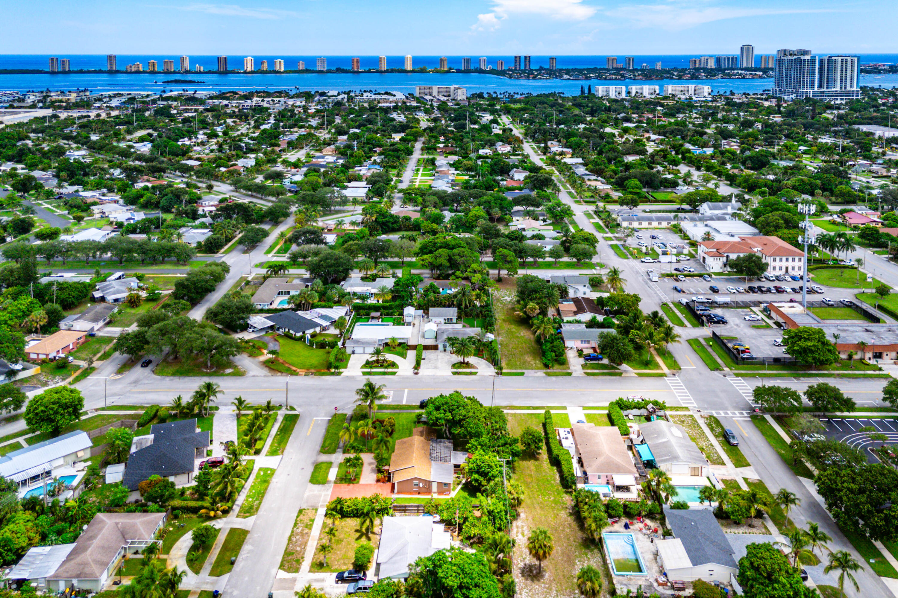 819 6th Lake Park, FL 33403