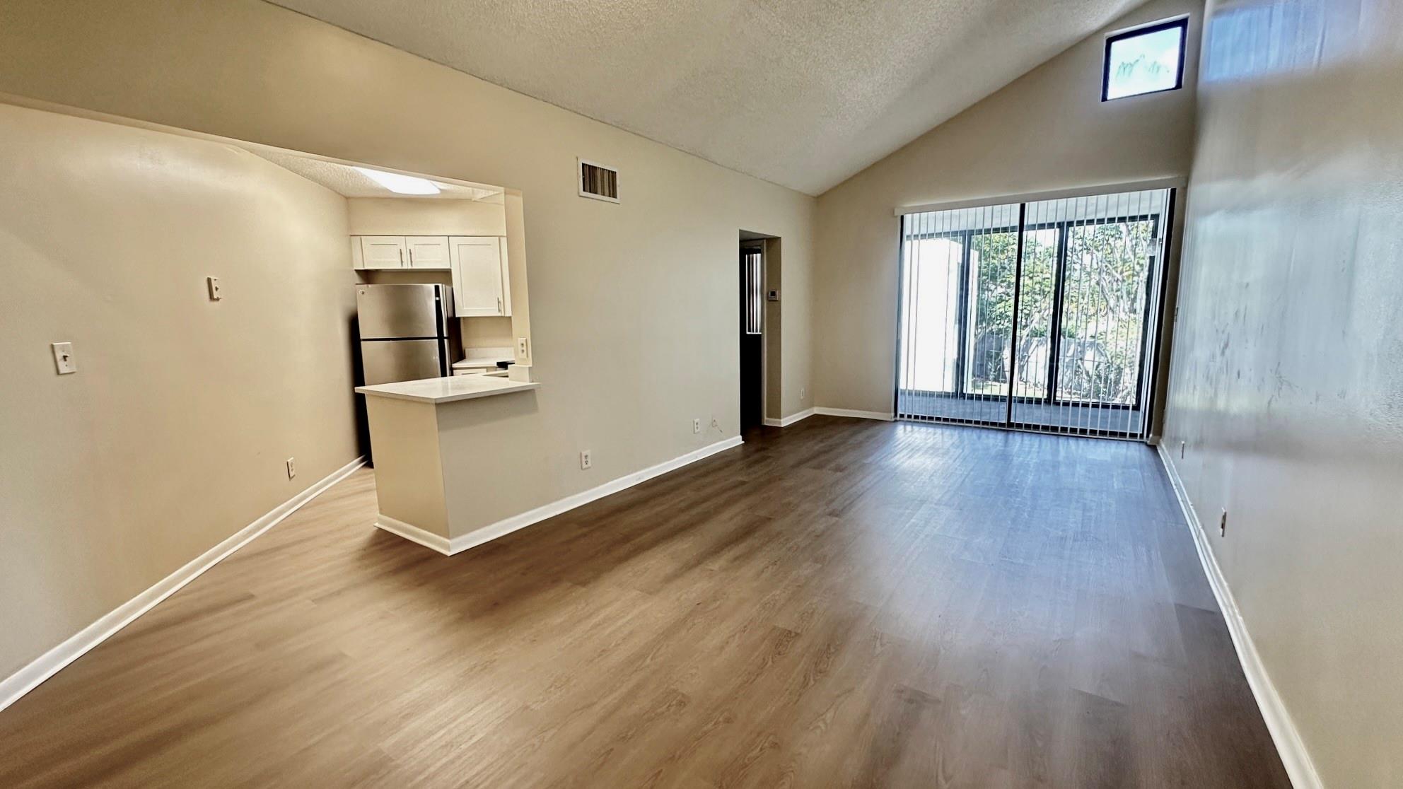 215 Lake Pointe Dr #208