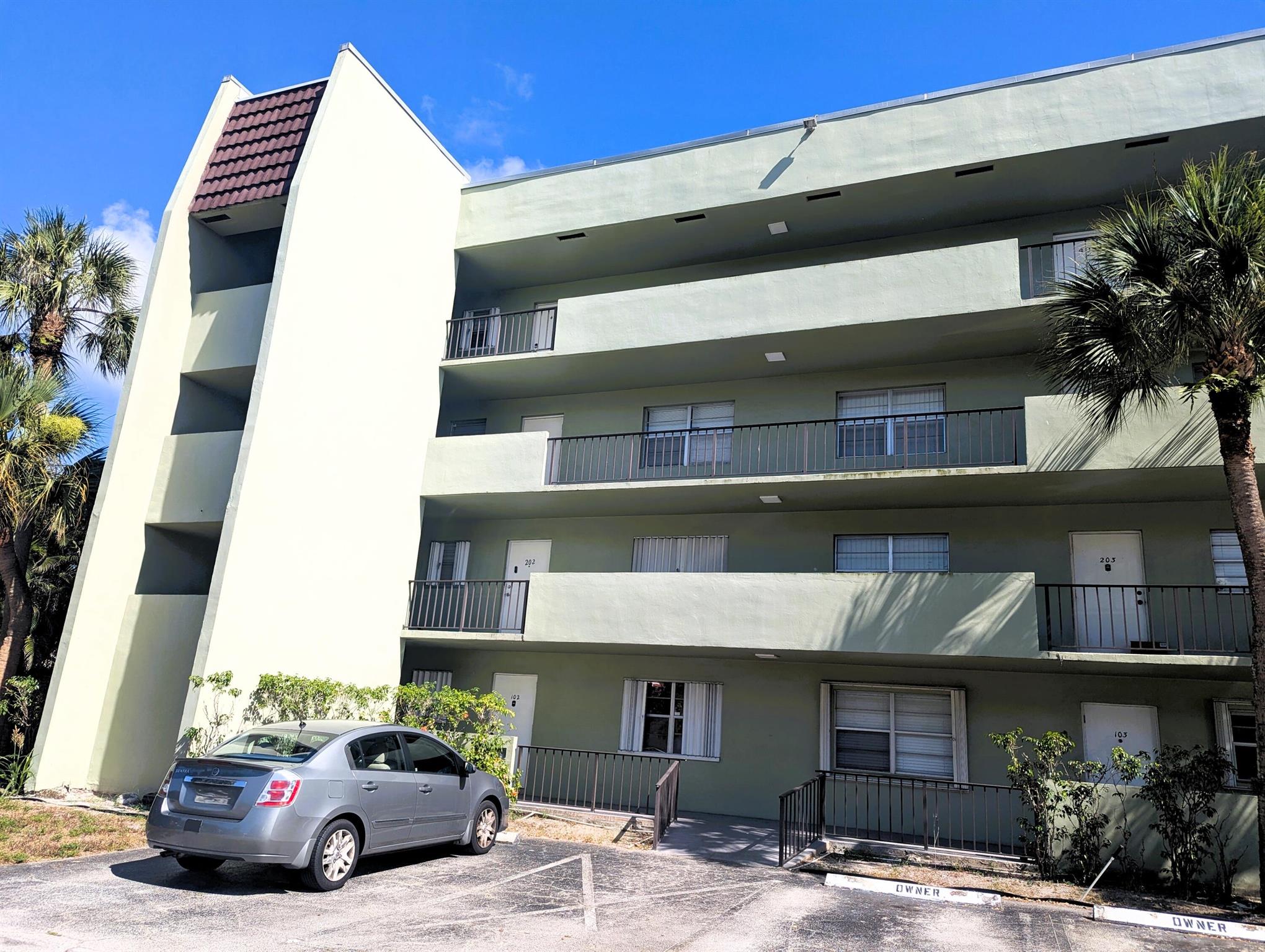 1638 Embassy Dr #302