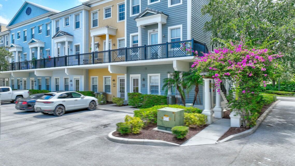 221 Greenwich Cir #209