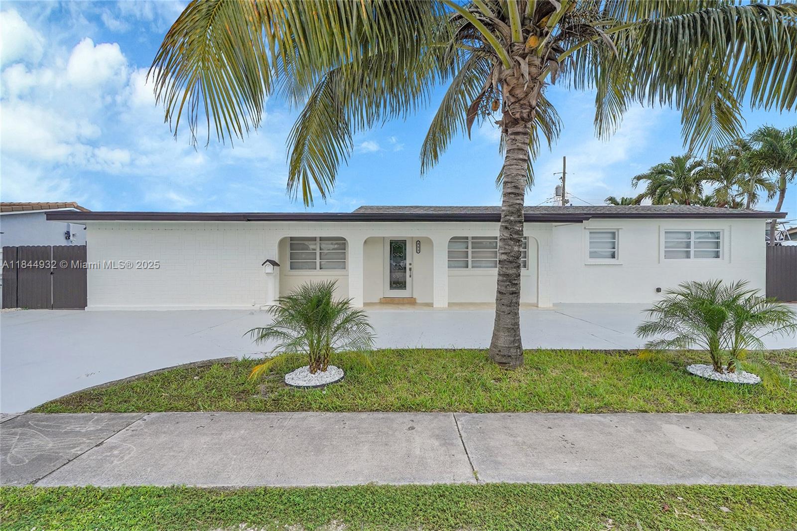 453 W 40th Pl