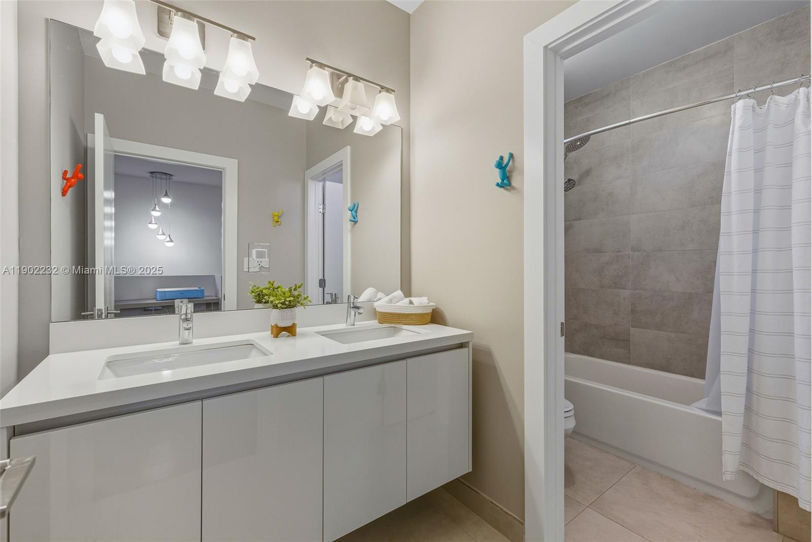 10359 NW 67th Ter Doral, FL 33178