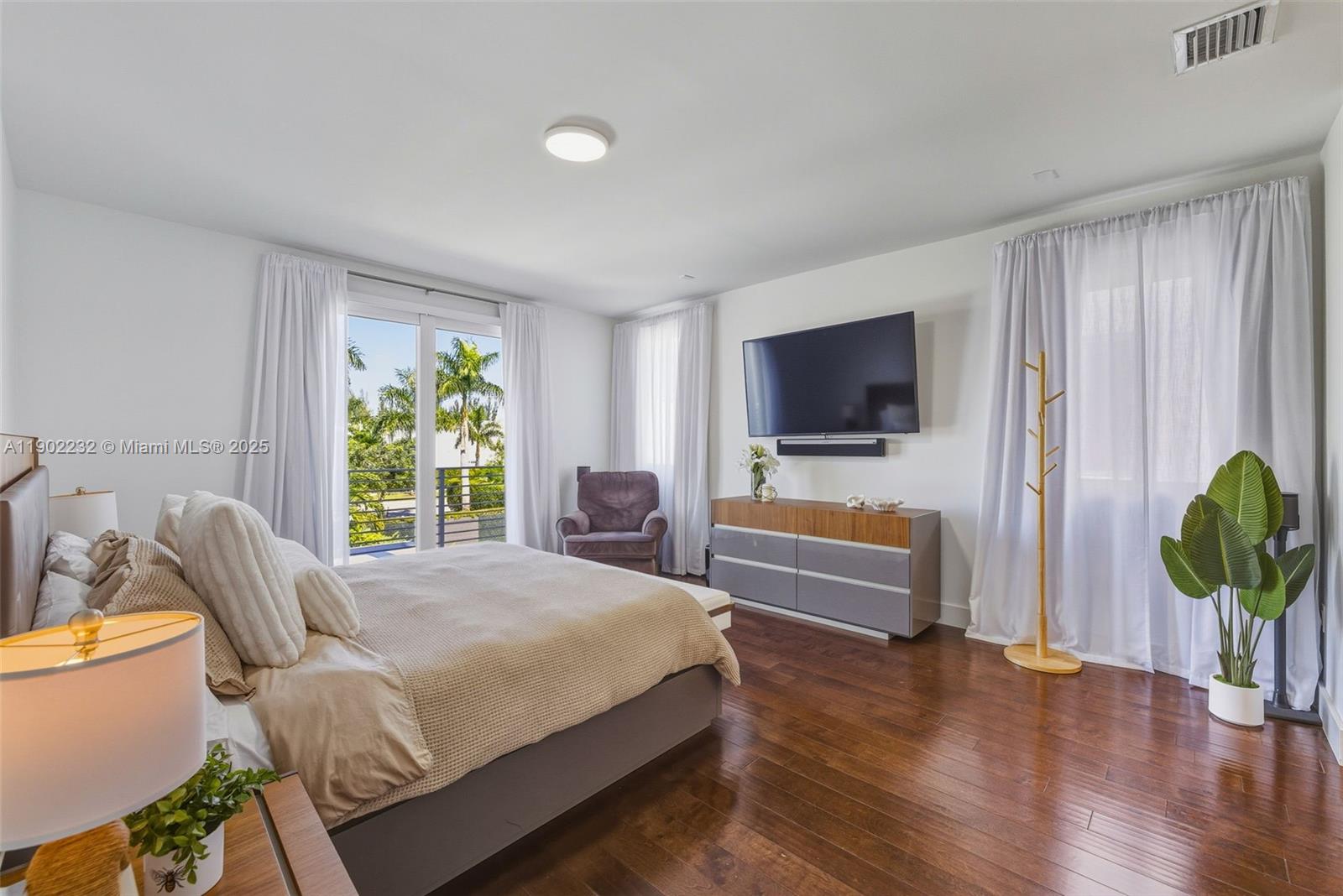 10359 NW 67th Ter Doral, FL 33178