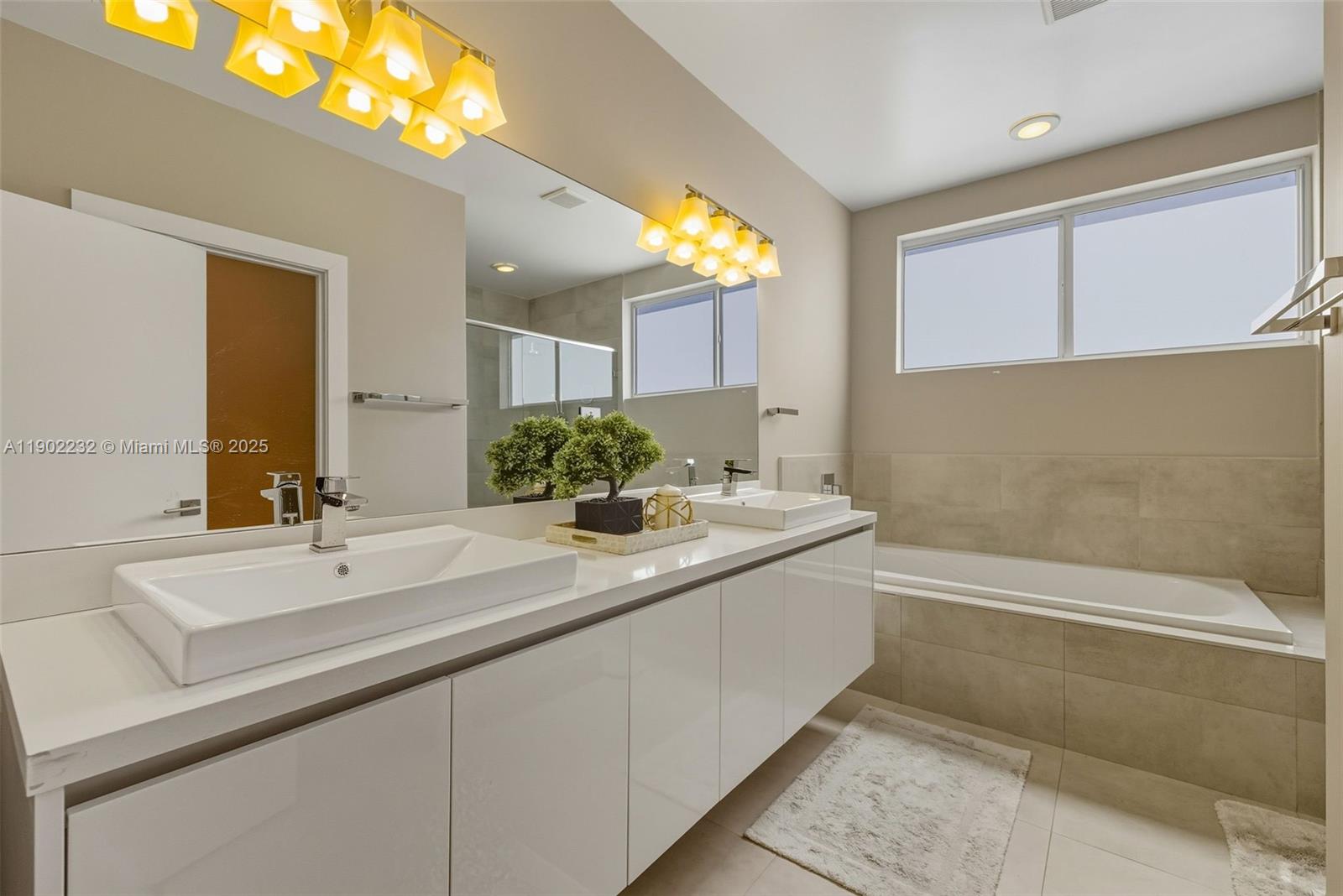 10359 NW 67th Ter Doral, FL 33178