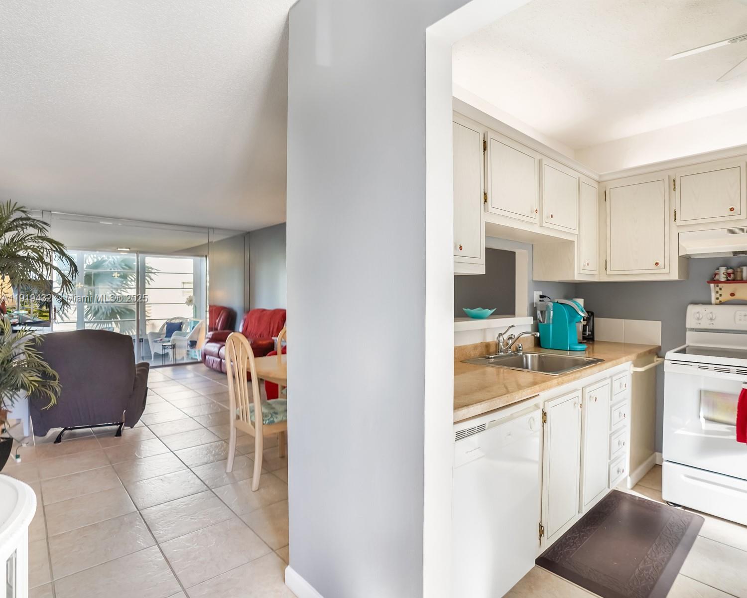 4705 NW 35th St #515 Lauderdale Lakes, FL 33319