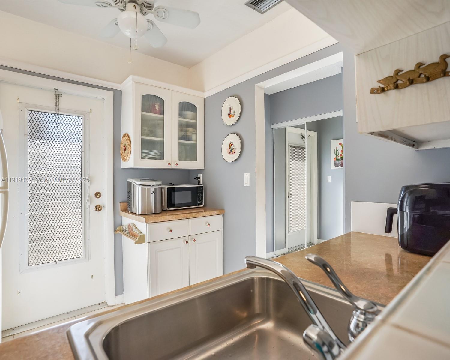 4705 NW 35th St #515 Lauderdale Lakes, FL 33319