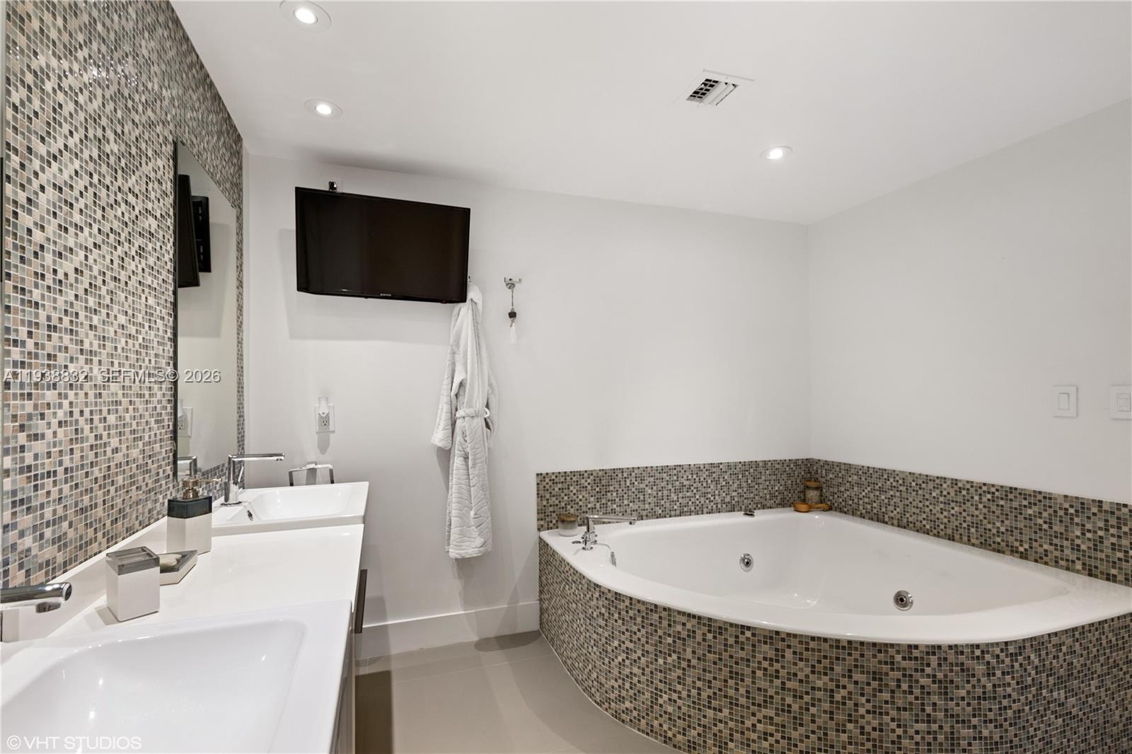 19667 Turnberry Way #10B+DEN+CABANA Aventura, FL 33180