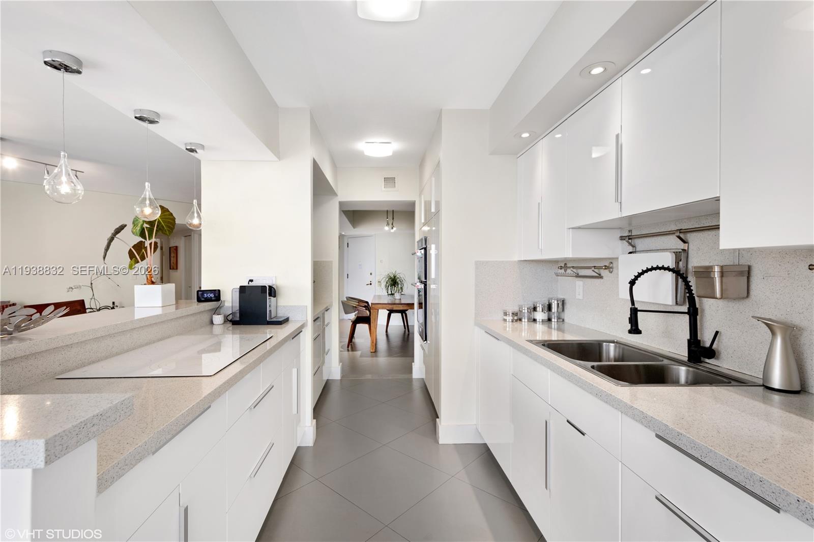 19667 Turnberry Way #10B+DEN+CABANA Aventura, FL 33180