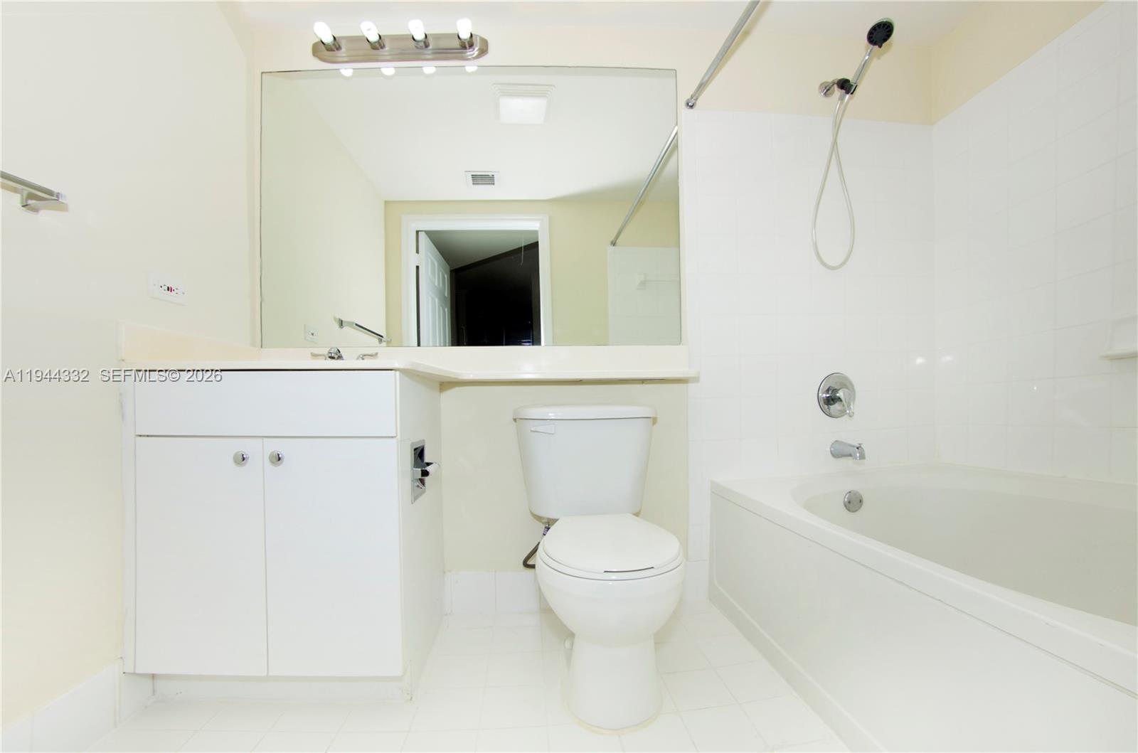 image Porto Bellagio Condo6