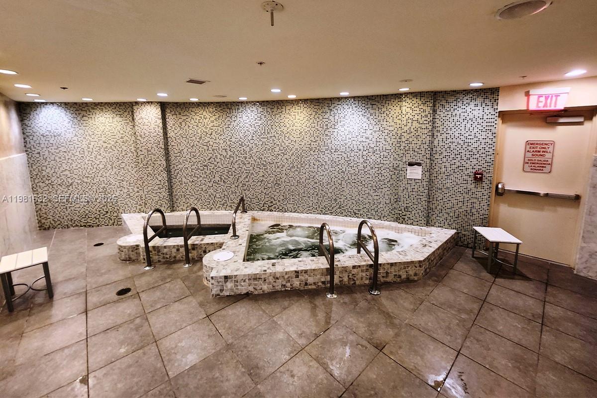 253 NE 2nd St #220 Miami, FL 33132