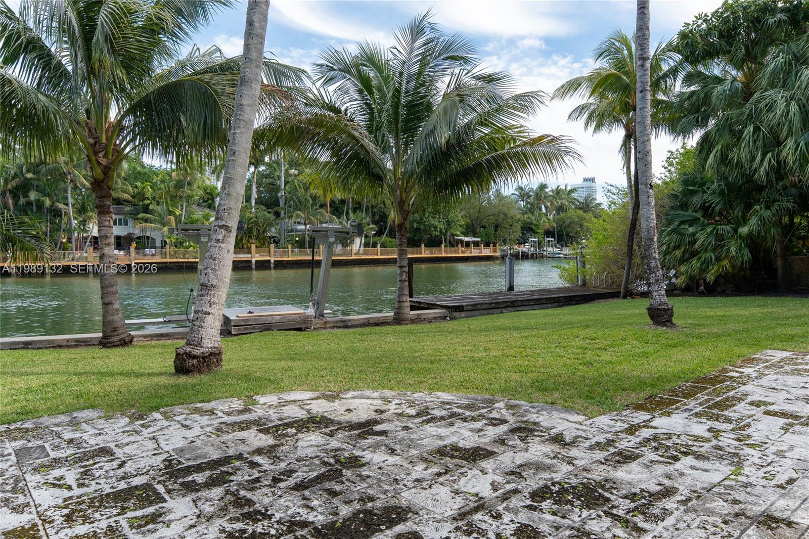 5005 Lakeview Dr Miami Beach, FL 33140