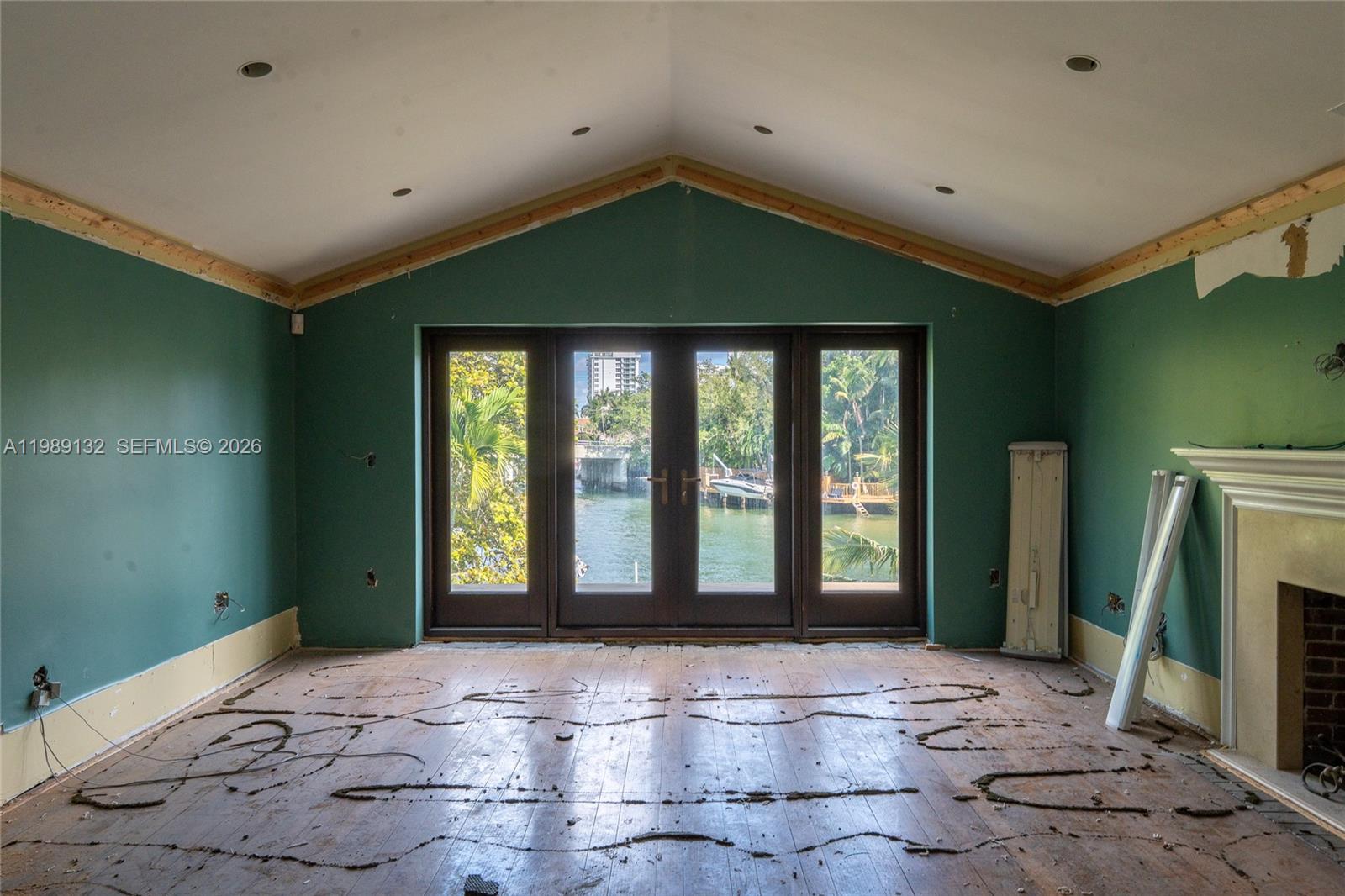 5005 Lakeview Dr Miami Beach, FL 33140