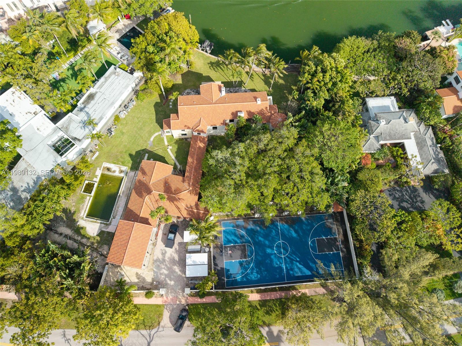 5005 Lakeview Dr Miami Beach, FL 33140