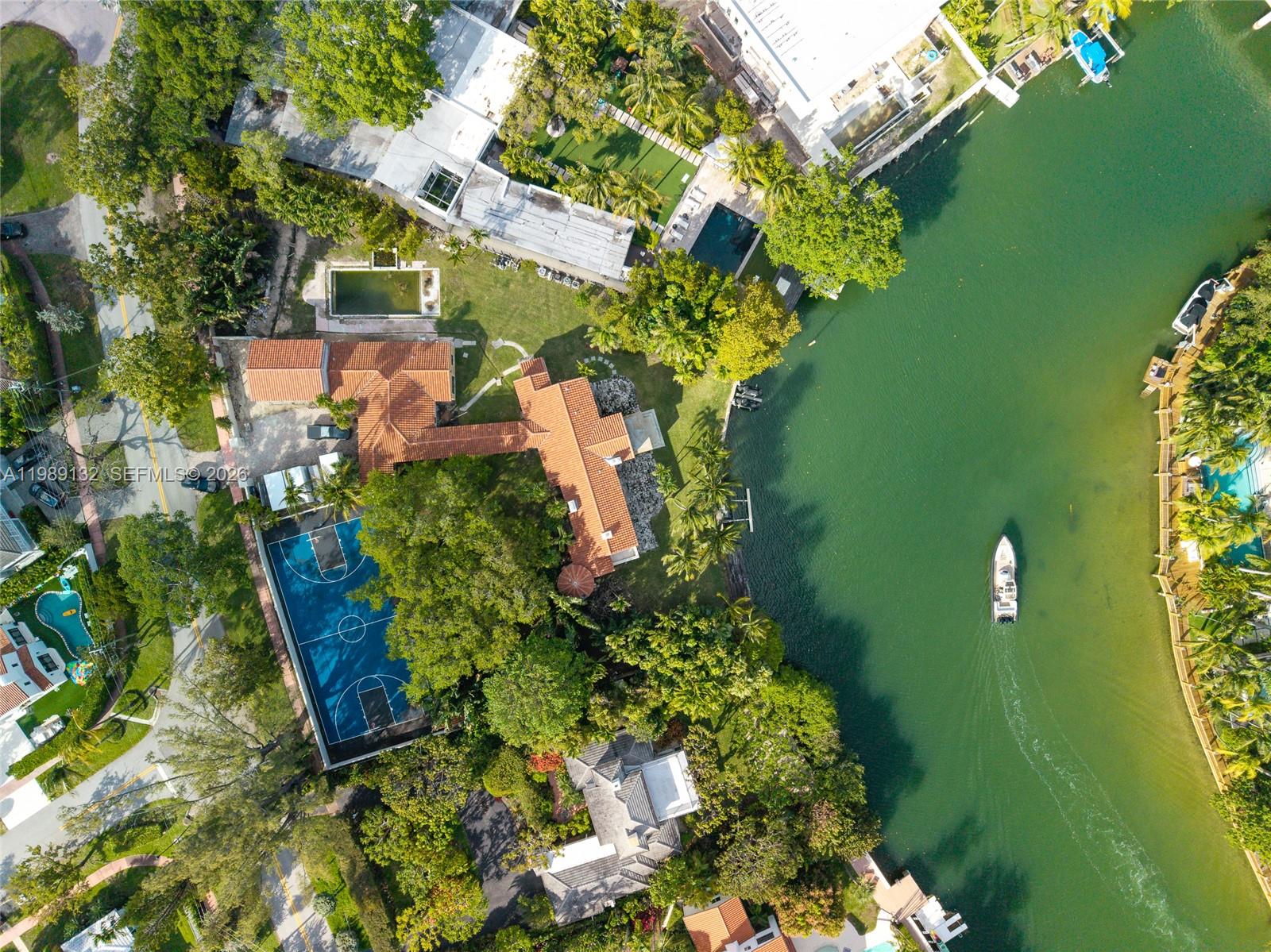 5005 Lakeview Dr Miami Beach, FL 33140