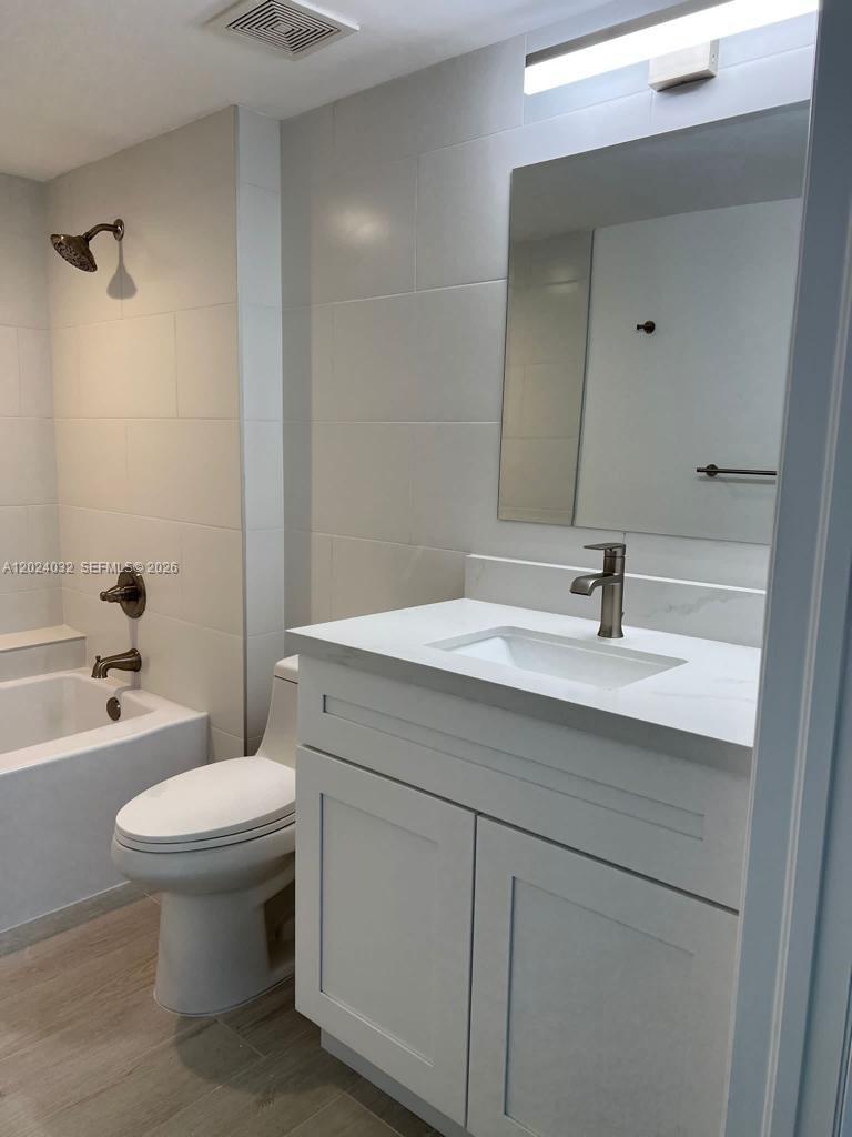 1155 Brickell Bay Dr #1202 Miami, FL 33131