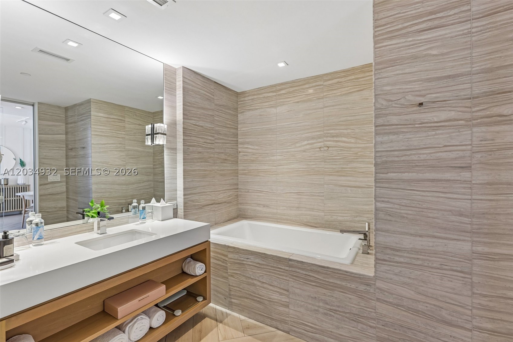 2201 Collins Ave #1019 Miami Beach, FL 33139