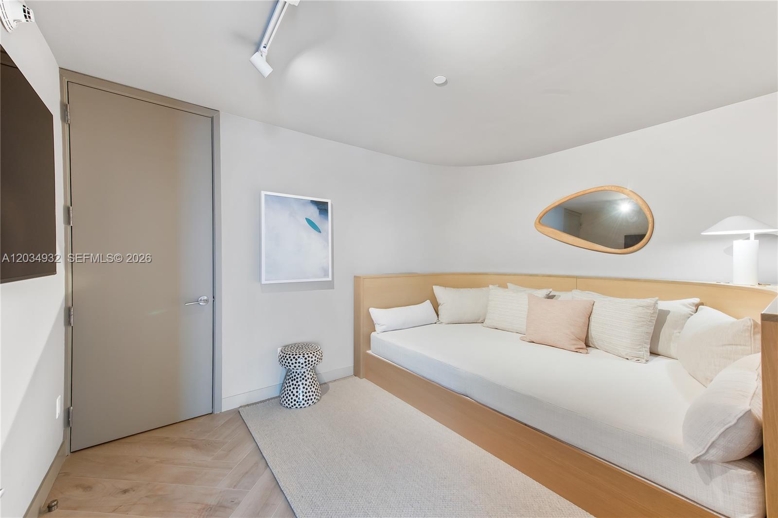 2201 Collins #1019 Miami Beach, FL 33139