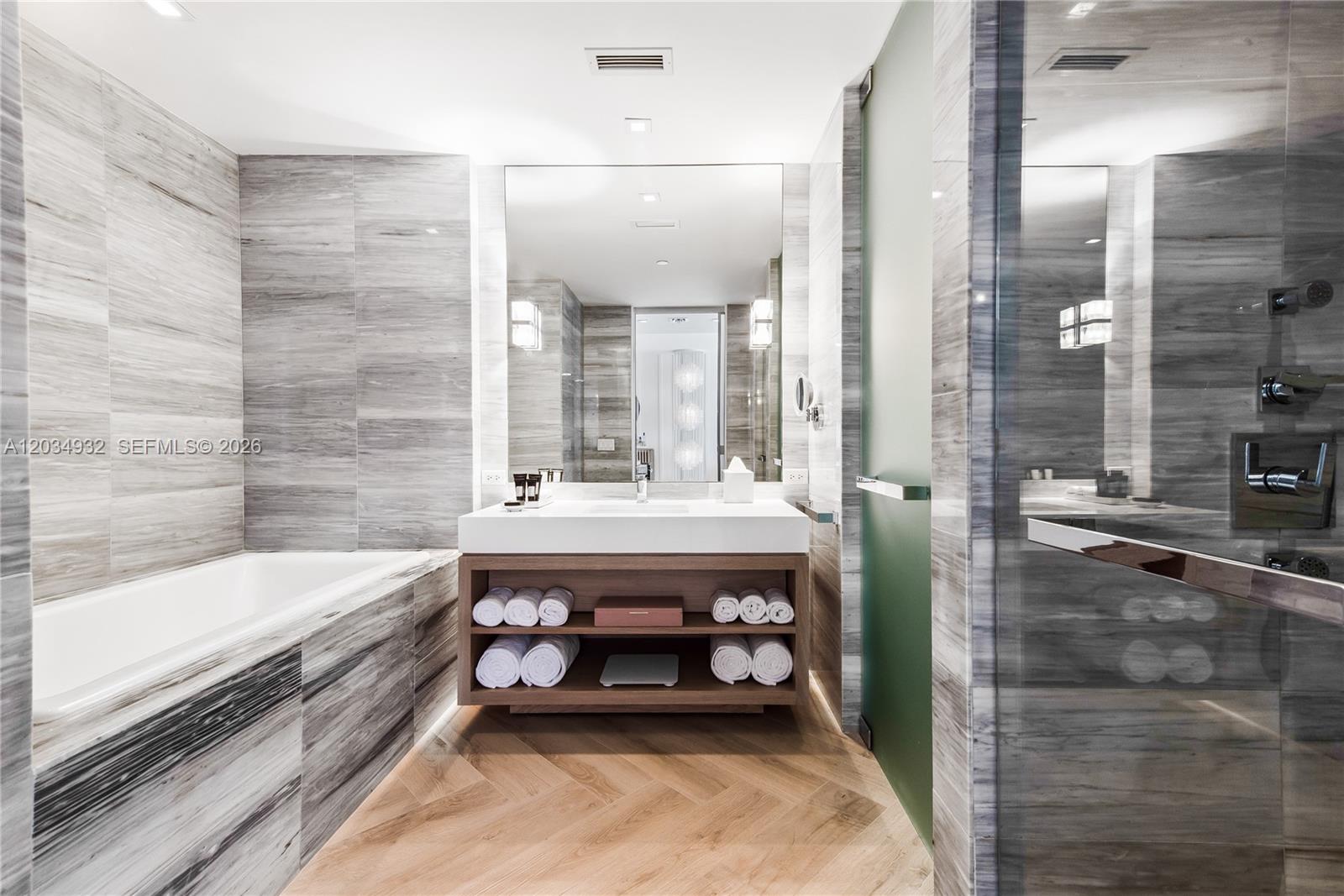 2201 Collins #1019 Miami Beach, FL 33139