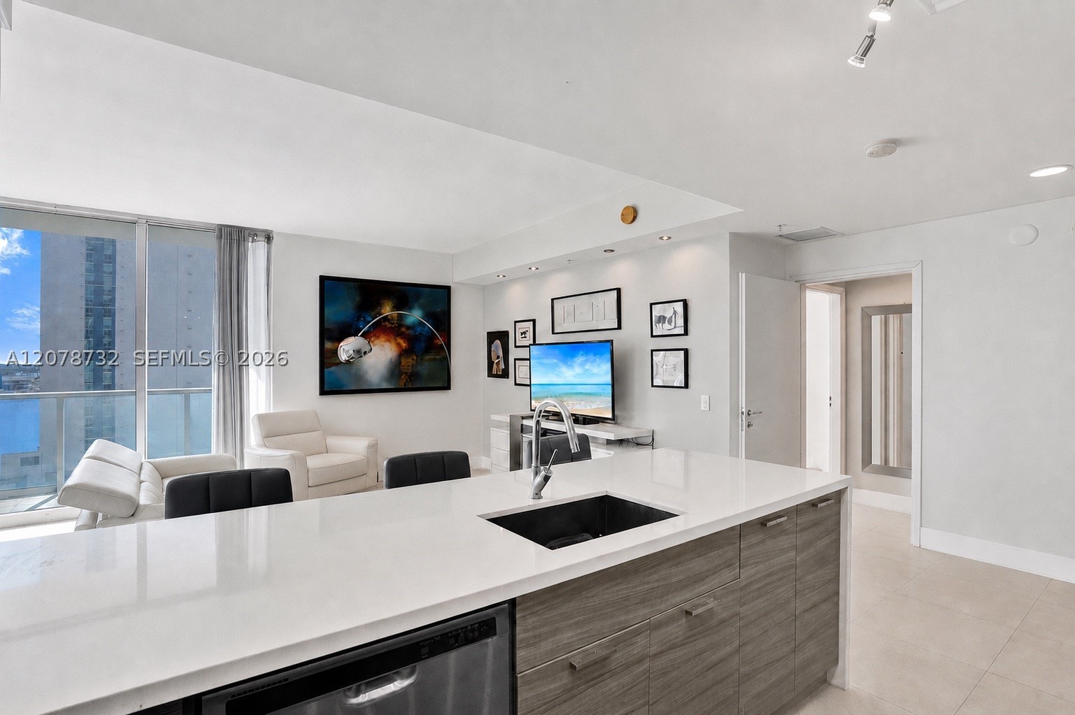 300 S Biscayne Blvd #T-1816 Miami, FL 33131