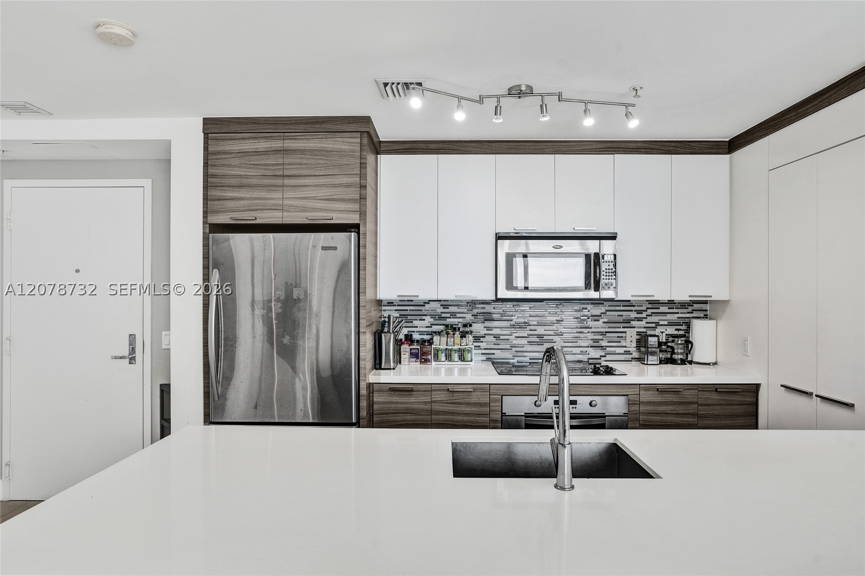 300 S Biscayne Blvd #T-1816 Miami, FL 33131